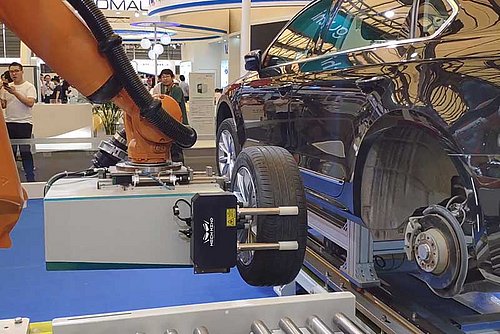 robotergestützte Montage von Rädern in der Autoindustrie